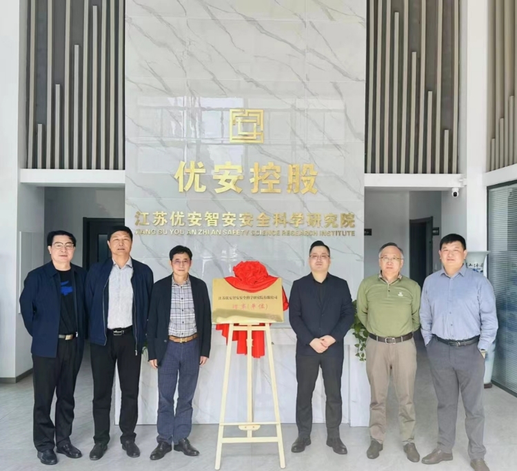 合影_副本.jpg 合影_副本.jpg